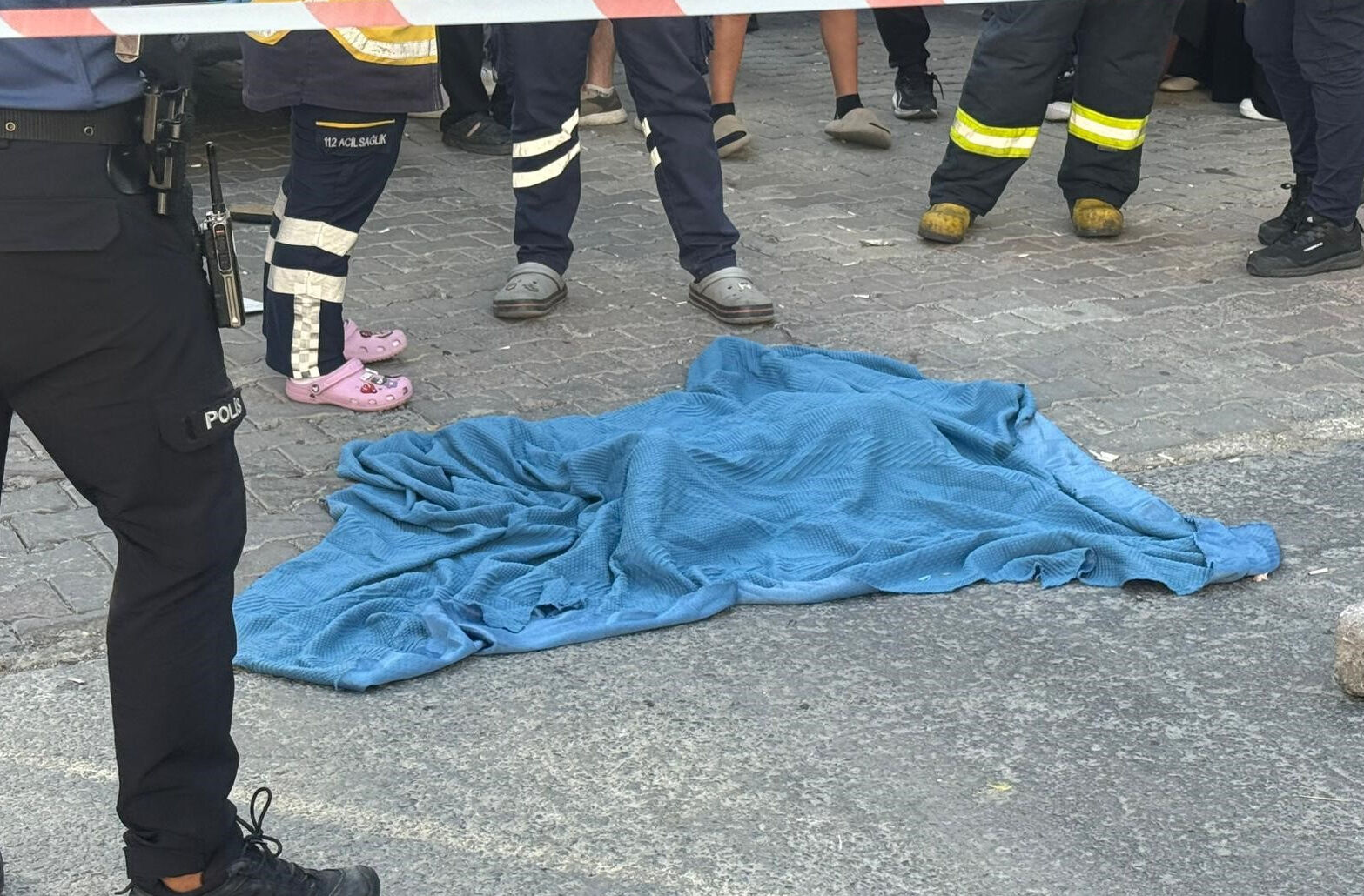 Minibüs, anne oğlu ezdi! Acılı kadının feryatları yürek dağladı Minibüs, anne oğlu ezdi! Acılı kadının feryatla yürek dağladı - 1. Resim