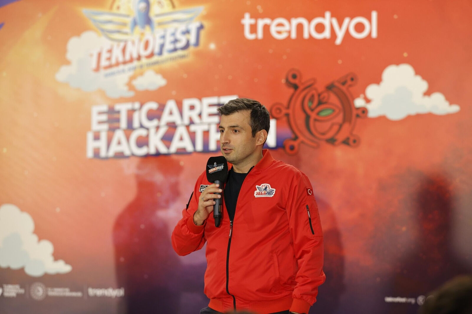 TEKNOFEST Yönetim Kurulu Başkanı ve Türkiye Teknoloji Takımı Vakfı (T3 Vakfı) Mütevelli Heyeti Başkanı Selçuk Bayraktar, Trendyol E-Ticaret Hackathonu Ödül Töreni’ne katıldı - 1. Resim