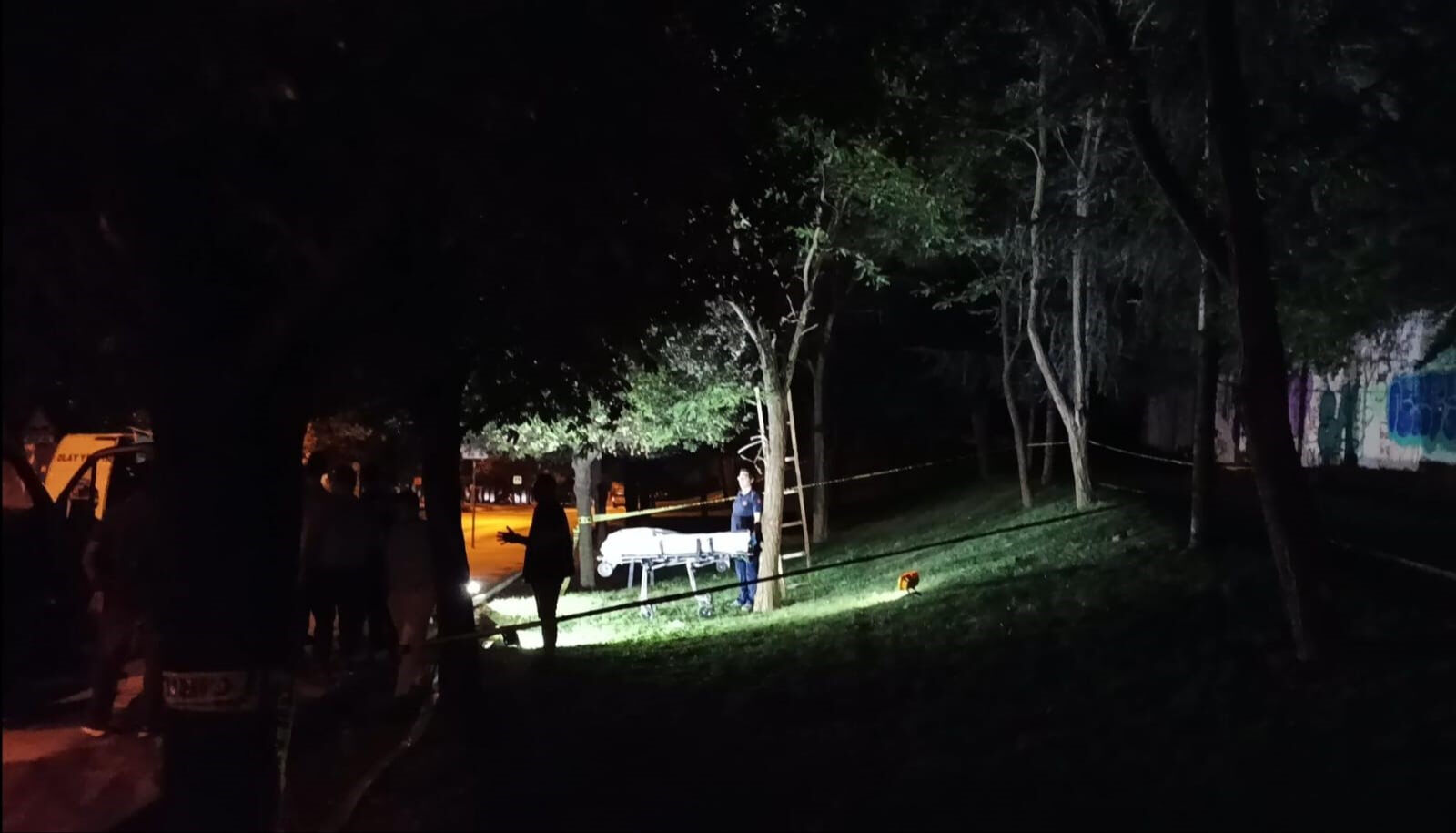 Ümraniye'de korkunç olay! Yaşlı adam ağaca asılı halde bulundu - 1. Resim