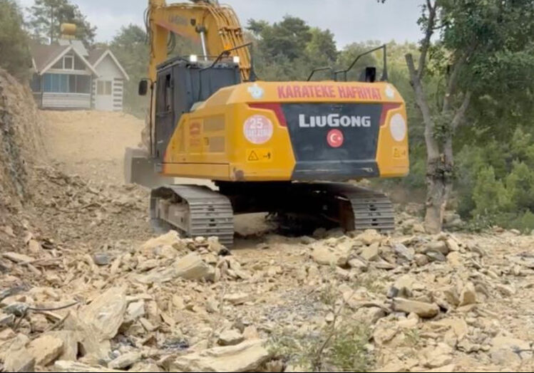 Yıkım kararı verilen 30 tonluk evini iş makinesiyle taşıdı! Yıkım kararı verilen 30 tonluk evini iş makinesiyle taşıdı! - 4. Resim