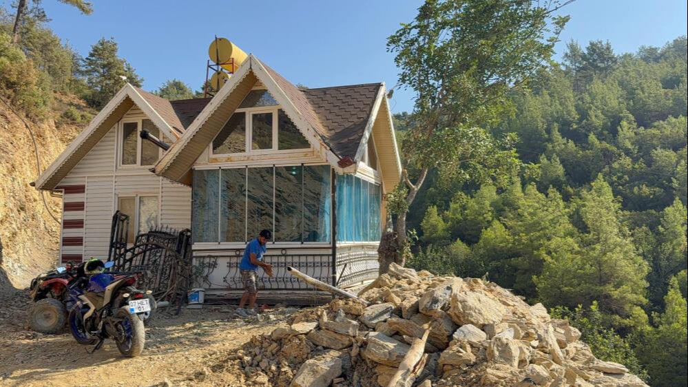 Yıkım kararı verilen 30 tonluk evini iş makinesiyle taşıdı! Yıkım kararı verilen 30 tonluk evini iş makinesiyle taşıdı! - 1. Resim