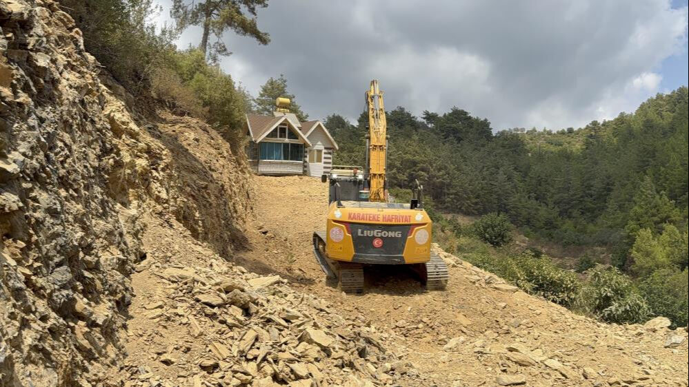 Yıkım kararı verilen 30 tonluk evini iş makinesiyle taşıdı! Yıkım kararı verilen 30 tonluk evini iş makinesiyle taşıdı! - 3. Resim