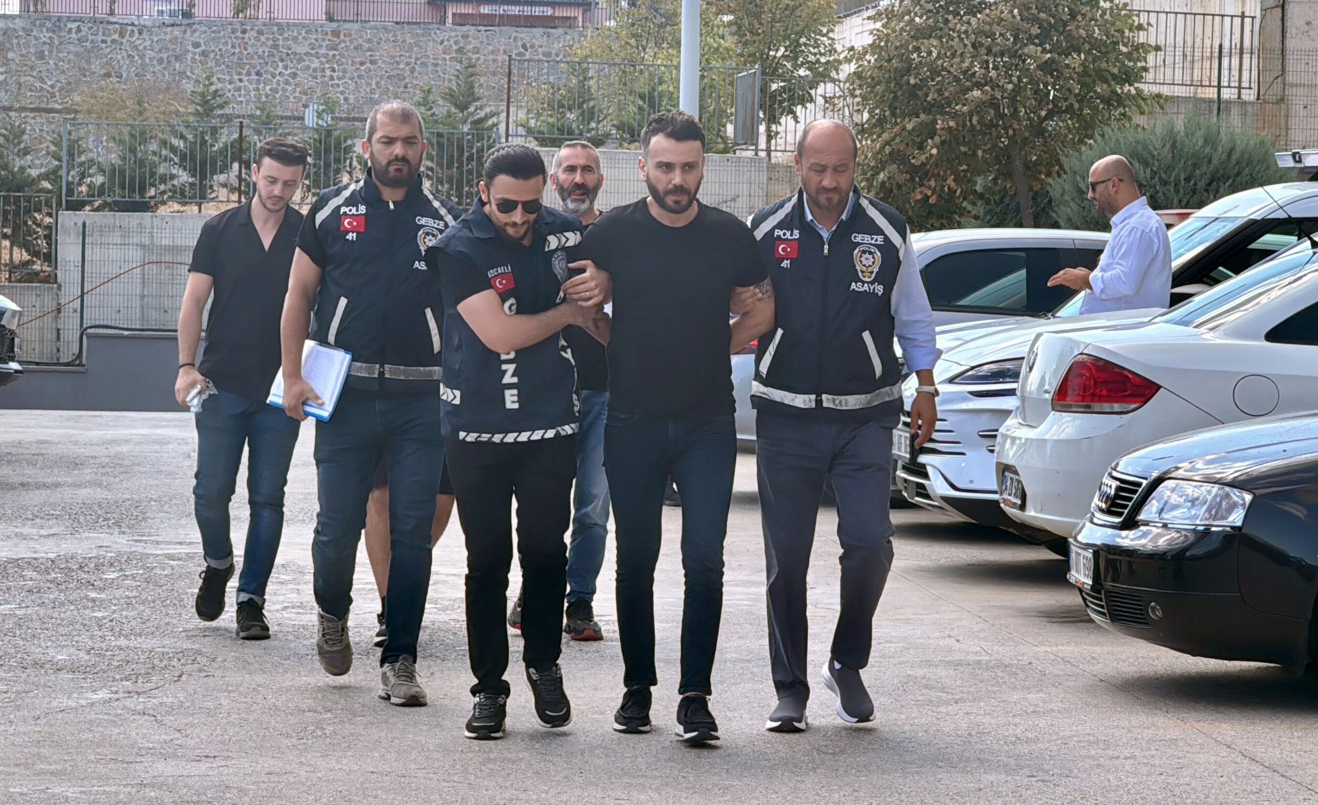 Çocukların yanında babalarını tokatlamıştı! Tutuklu saldırganın iş yerini kurşunladılar Çocukların yanında tokatlamıştı! Tutuklu saldırganın iş yerini kurşunladılar - 2. Resim