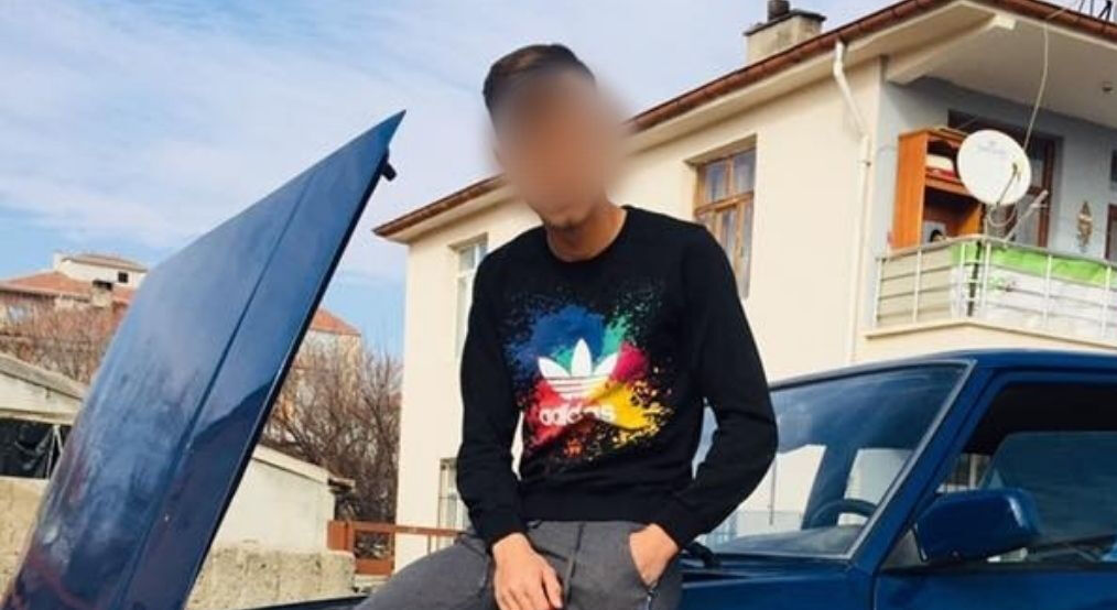 Dengesini kaybeden genç cebindeki bıçağın üstüne düştü - 1. Resim