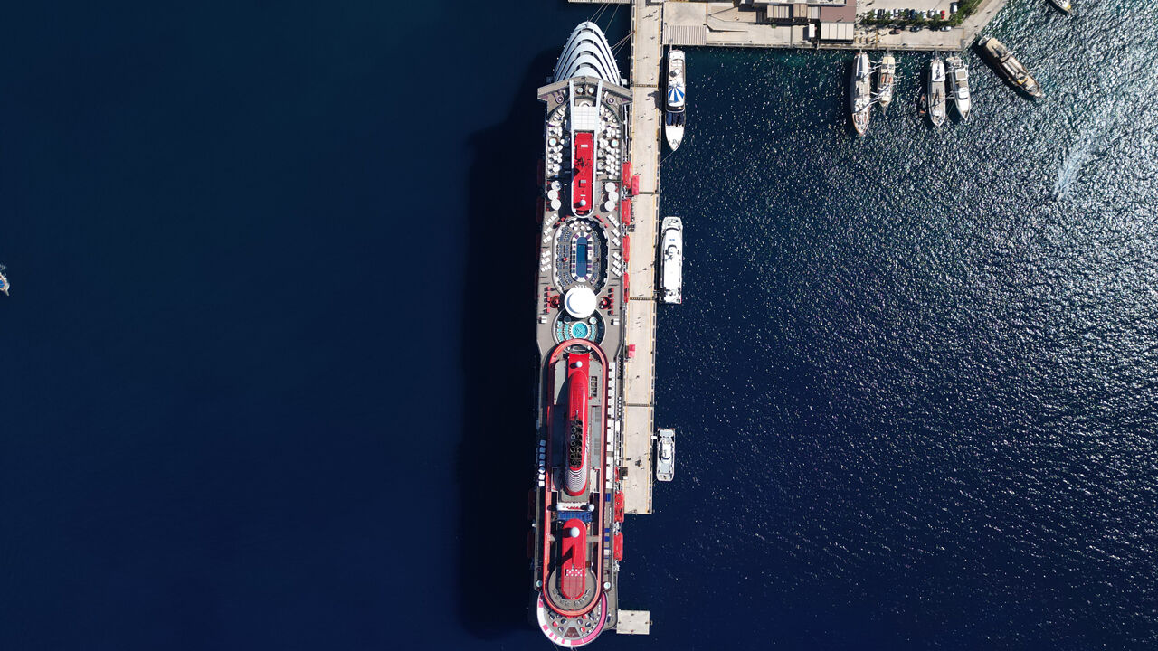 Dev gemi Bodrum Limanı'na demir attı, yüzlerce ABD'li turist ilçeye akın etti - 3. Resim