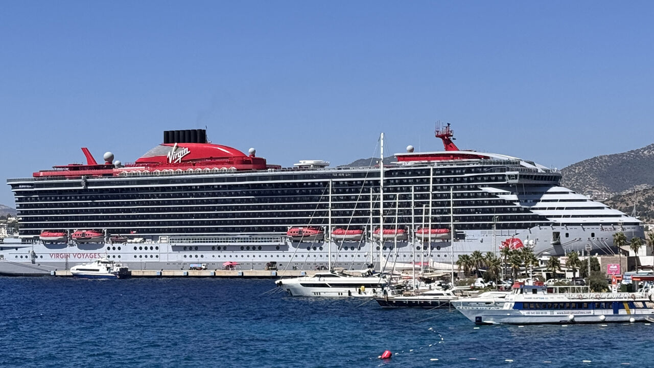 Dev gemi Bodrum Limanı'na demir attı, yüzlerce ABD'li turist ilçeye akın etti - 8. Resim