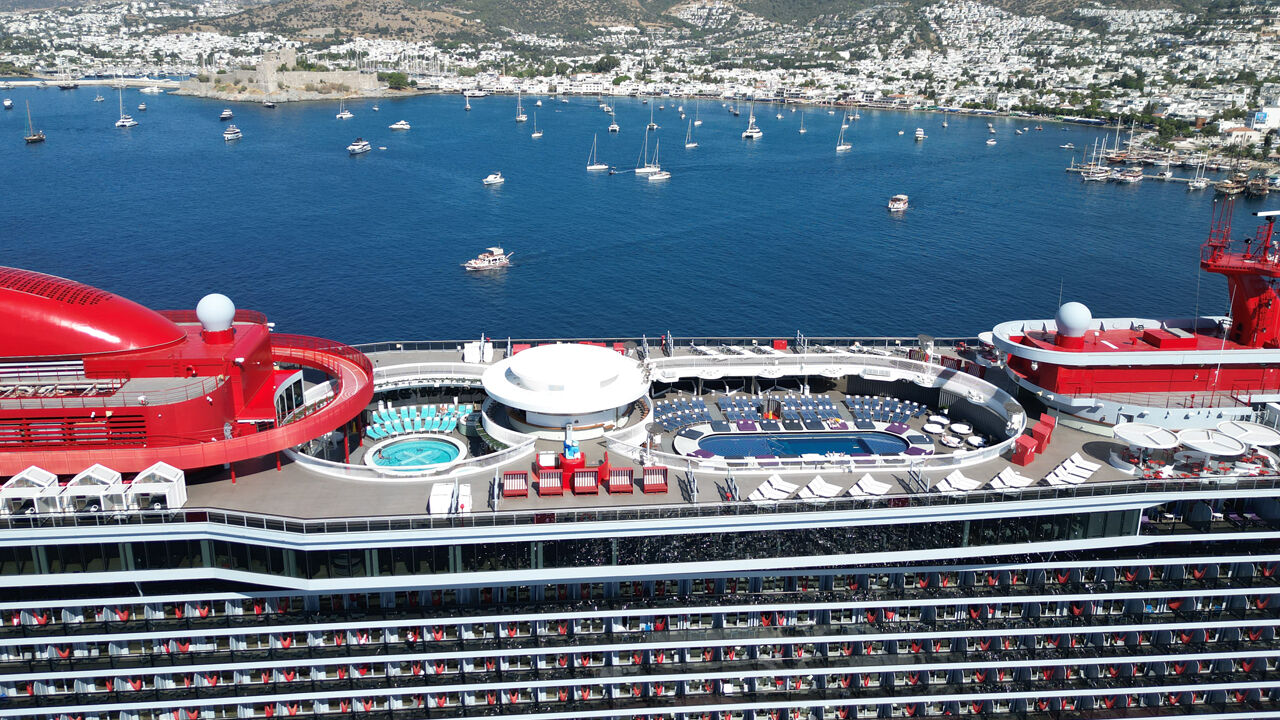 Dev gemi Bodrum Limanı'na demir attı, yüzlerce ABD'li turist ilçeye akın etti - 5. Resim