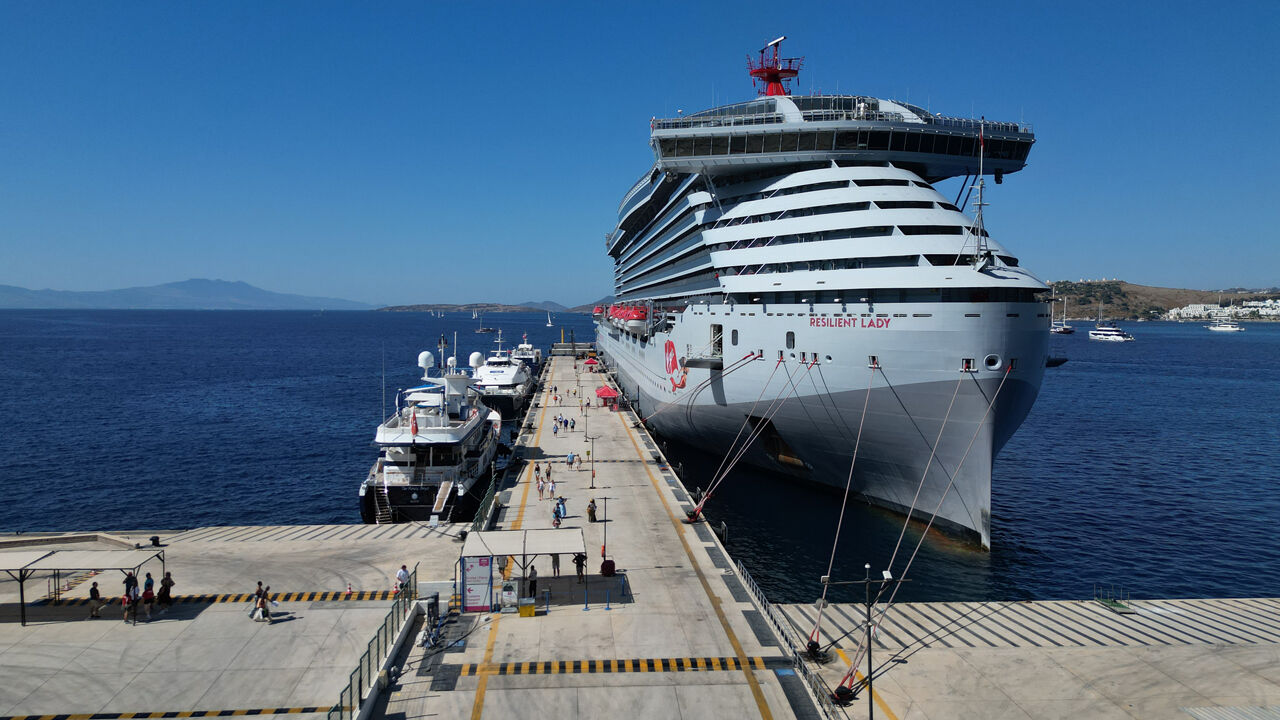 Dev gemi Bodrum Limanı'na demir attı, yüzlerce ABD'li turist ilçeye akın etti - 1. Resim