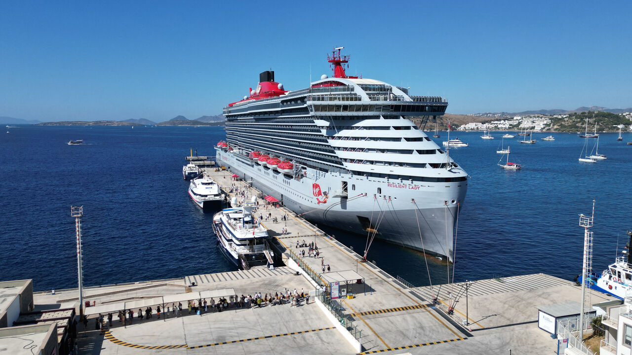 Dev gemi Bodrum Limanı'na demir attı, yüzlerce ABD'li turist ilçeye akın etti - 6. Resim