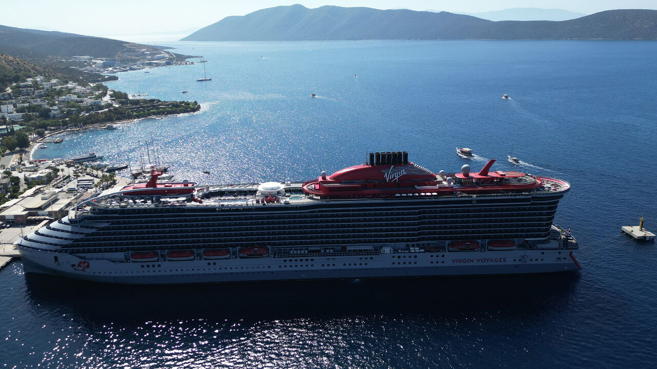 Dev gemi Bodrum Limanı'na demir attı, yüzlerce ABD'li turist ilçeye akın etti - 2. Resim