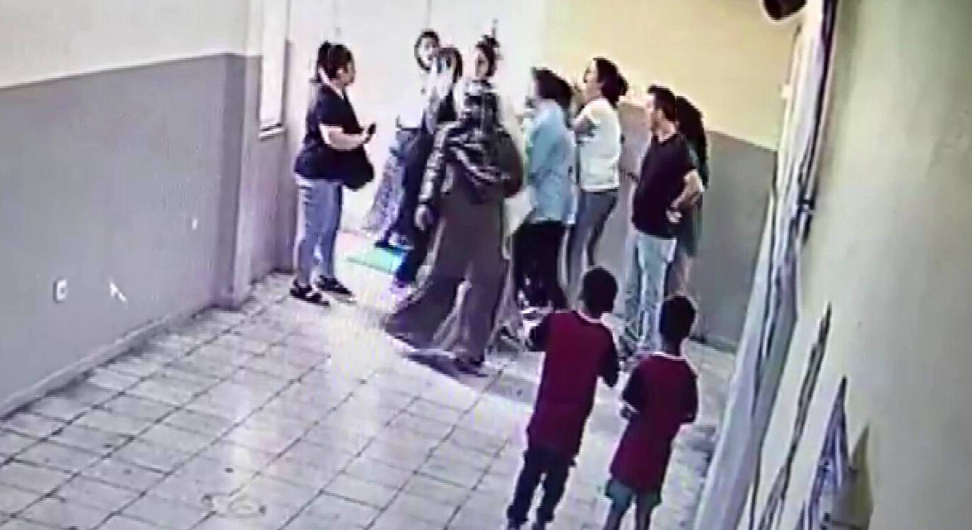 Diyarbakır'da utandıran görüntüler! Veliler, okulda öğretmen darbetti Diyarbakır'da utandıran görüntüler! Veliler, okulda öğretmen darbetti - 2. Resim