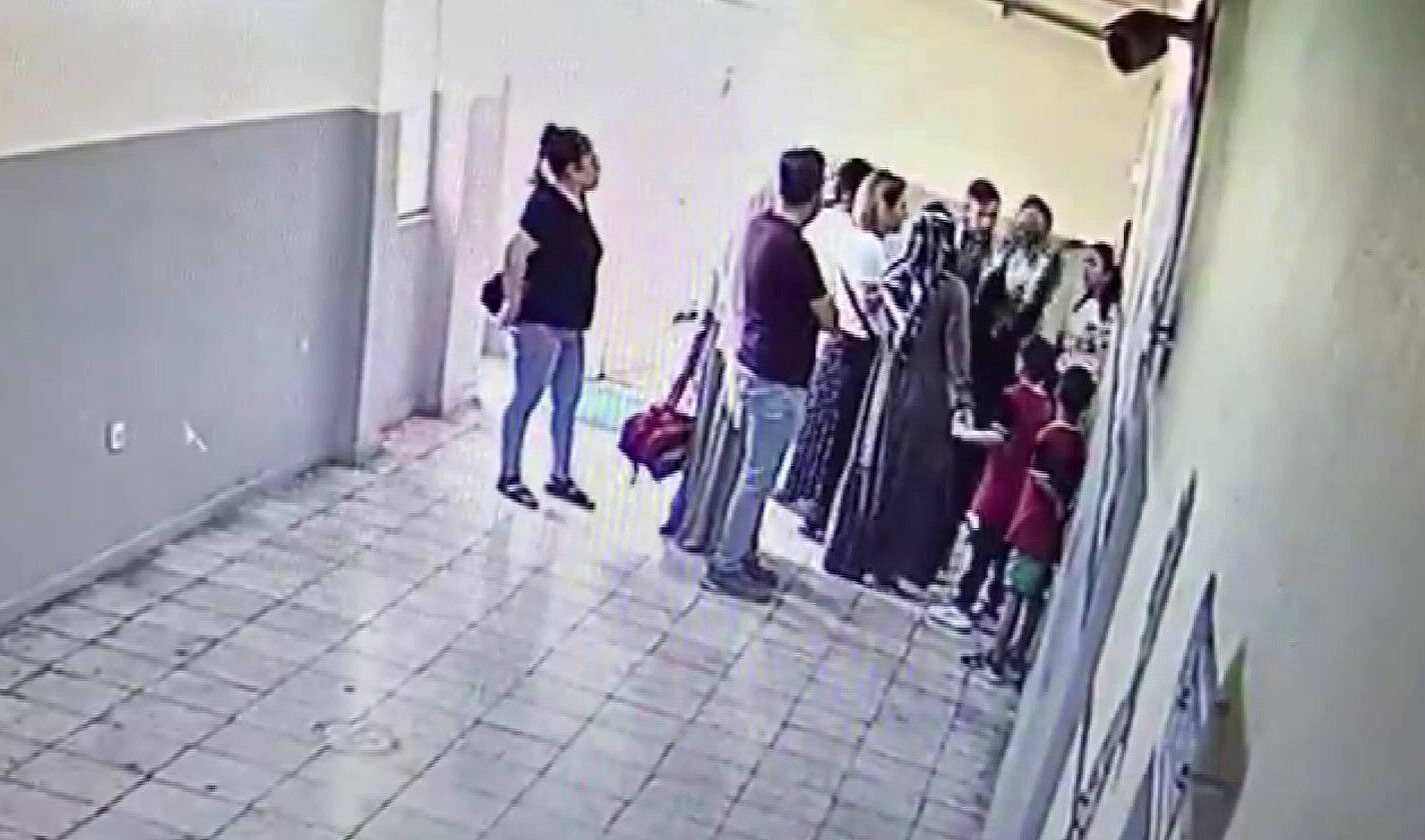 Diyarbakır'da utandıran görüntüler! Veliler, okulda öğretmen darbetti Diyarbakır'da utandıran görüntüler! Veliler, okulda öğretmen darbetti - 1. Resim