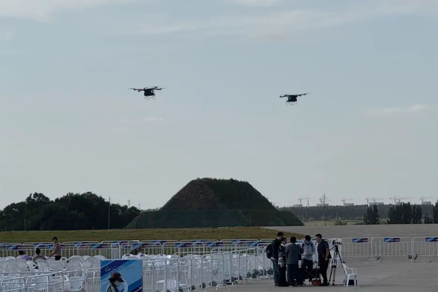 Dünyada bir ilk! Çin'de uçan arabalar çarpıştı - 1. Resim