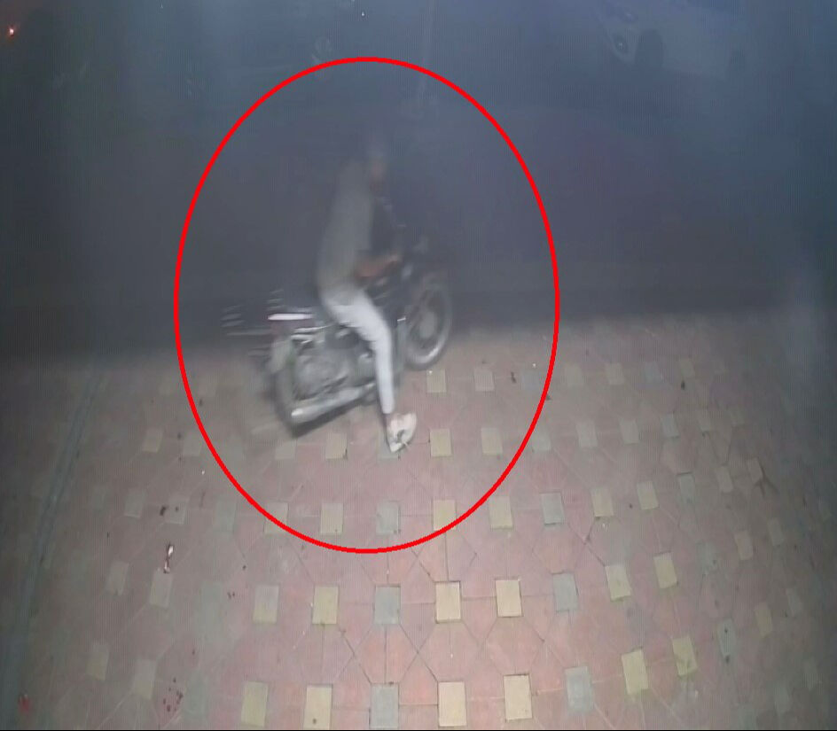 Evinin önündeki motosikleti çalındı! Hırsızın rahatlığına şaştı kaldı Evinin önündeki motosikleti çalındı! Hırsızın rahatlığına şaştı kaldı - 1. Resim