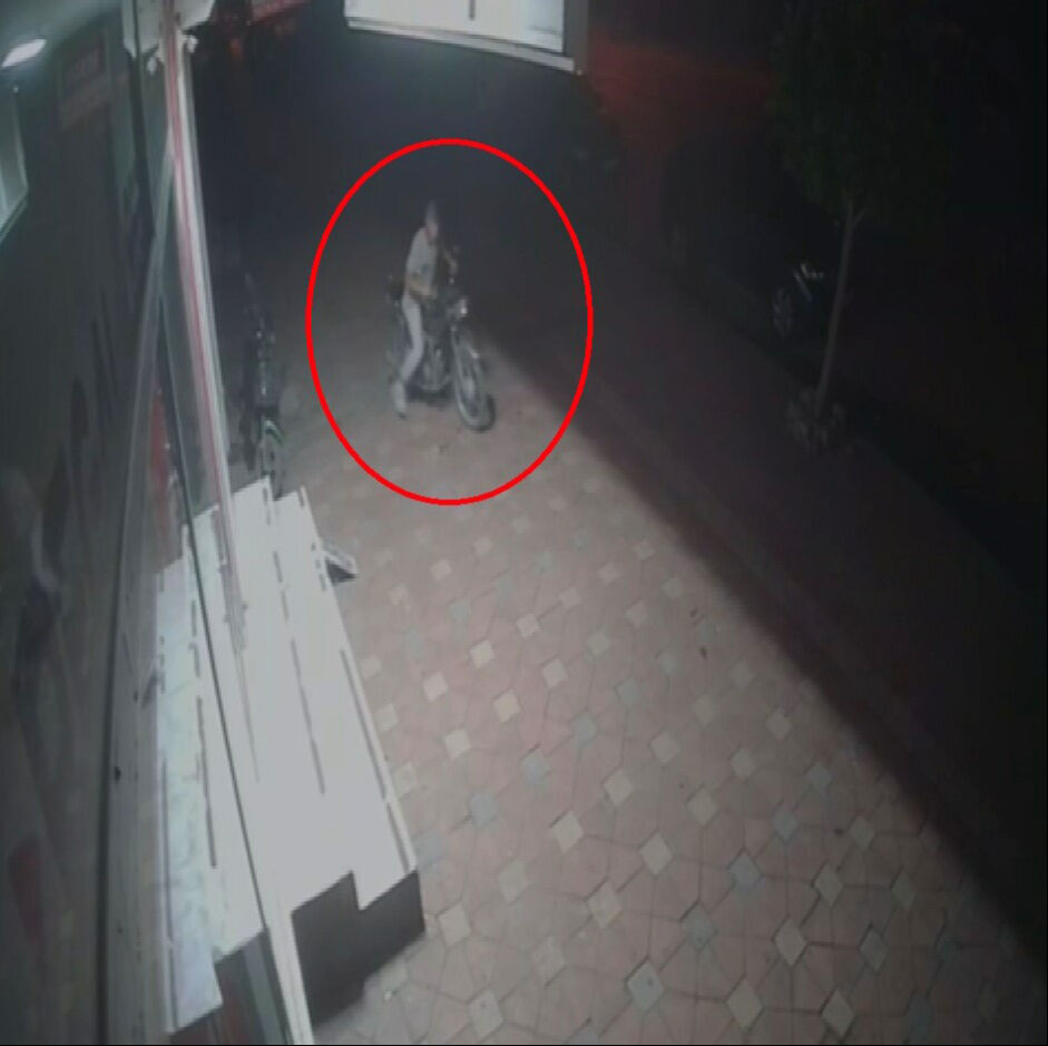 Evinin önündeki motosikleti çalındı! Hırsızın rahatlığına şaştı kaldı Evinin önündeki motosikleti çalındı! Hırsızın rahatlığına şaştı kaldı - 2. Resim