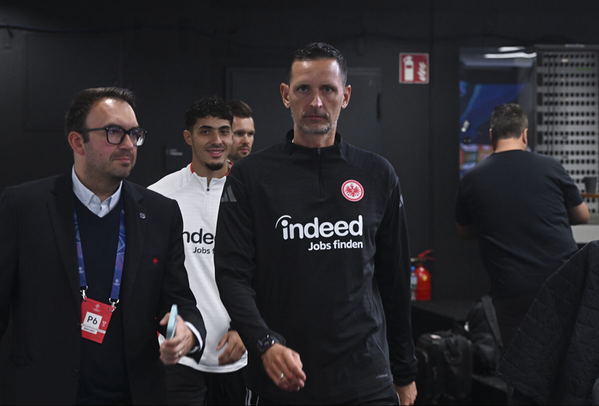 Frankfurt teknik direktörü Toppmöller'den Galatasaray açıklaması: Maça 1-0 geride başlıyoruz! Frankfurt teknik direktörü Toppmöller'den Galatasaray açıklaması: Maça 1-0 geride başlıyoruz! - 7. Resim