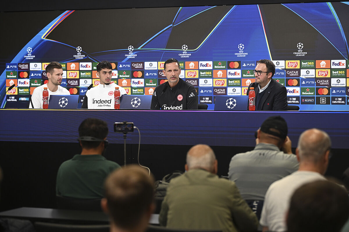 Frankfurt teknik direktörü Toppmöller'den Galatasaray açıklaması: Maça 1-0 geride başlıyoruz! Frankfurt teknik direktörü Toppmöller'den Galatasaray açıklaması: Maça 1-0 geride başlıyoruz! - 2. Resim