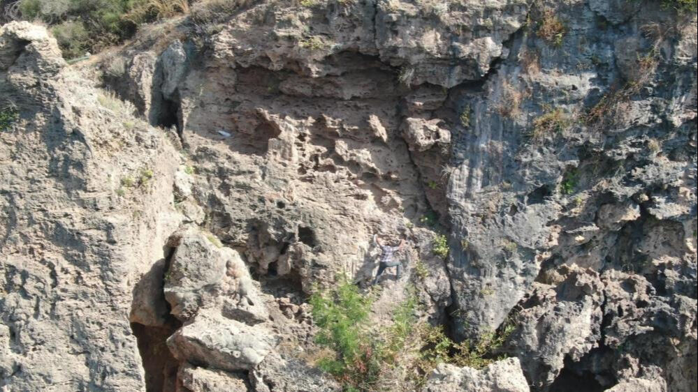 İnsanlar inmeye cesaret edemiyor! Kaya koruğu otu için hayatını tehlikeye atıyor... Meslek haline getirdi - 1. Resim