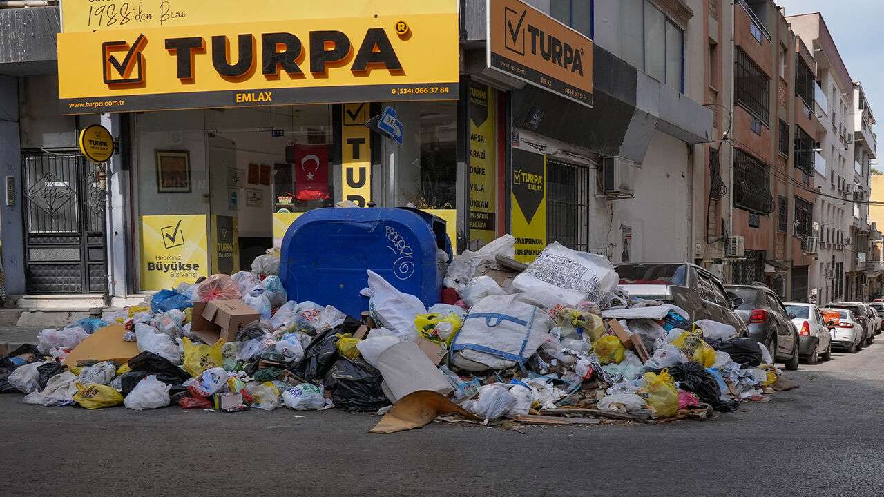 İşçi krizinin çözümü de Buca'yı çöplerden kurtarmadı!  Her sokak başı çöp dağı... - 1. Resim
