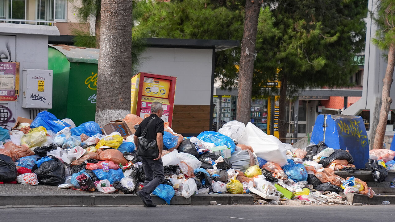 İşçi krizinin çözümü de Buca'yı çöplerden kurtarmadı!  Her sokak başı çöp dağı... - 2. Resim