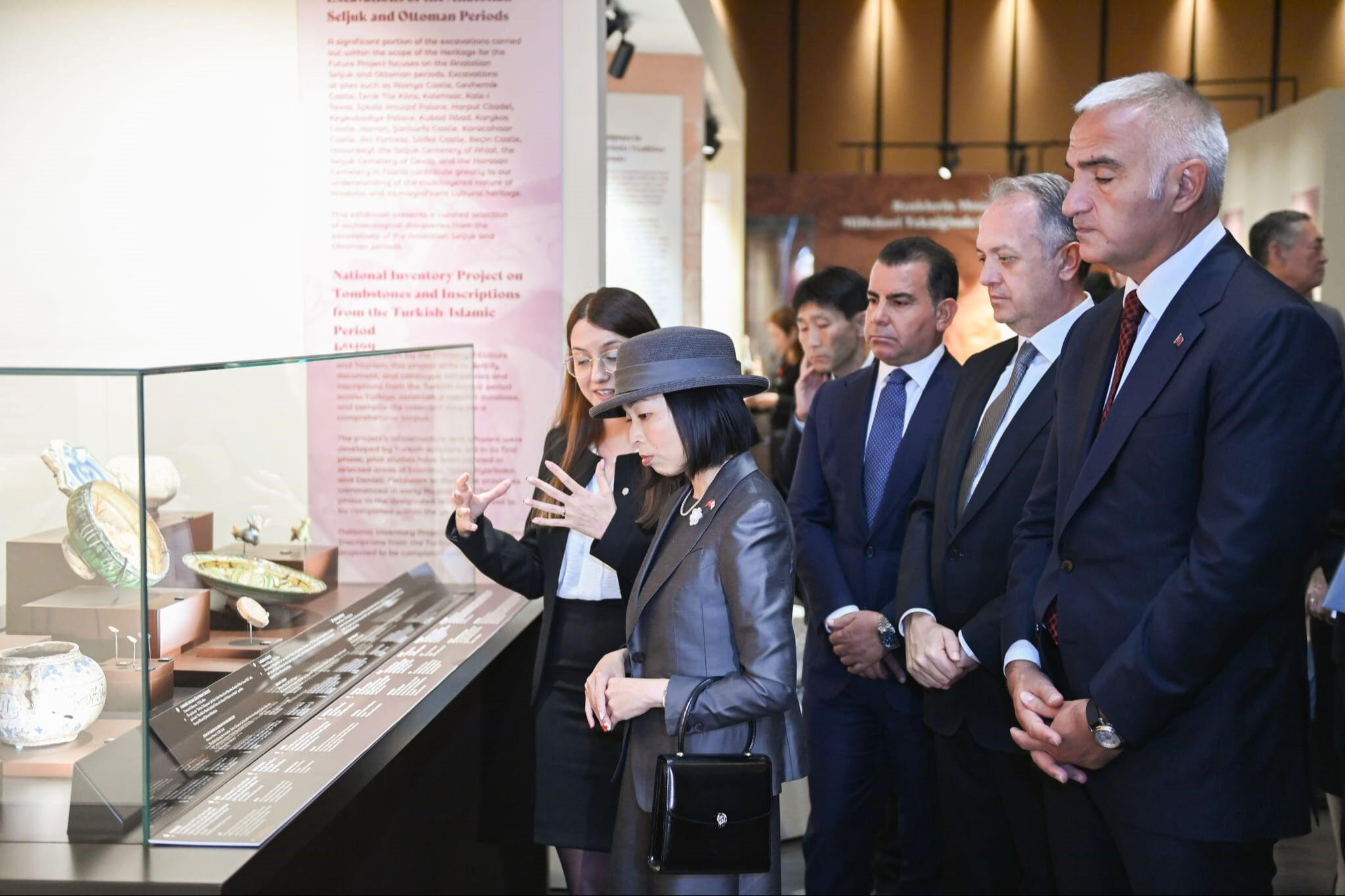 Japon Prenses Mikasa'dan Ankara ziyaretinde büyük jest! Tırnaklarına dönüp bir daha baktılar Japon Prenses Mikasa'dan Ankara ziyaretinde büyük jest! Tırnaklarına dönüp bir daha baktılar - 2. Resim