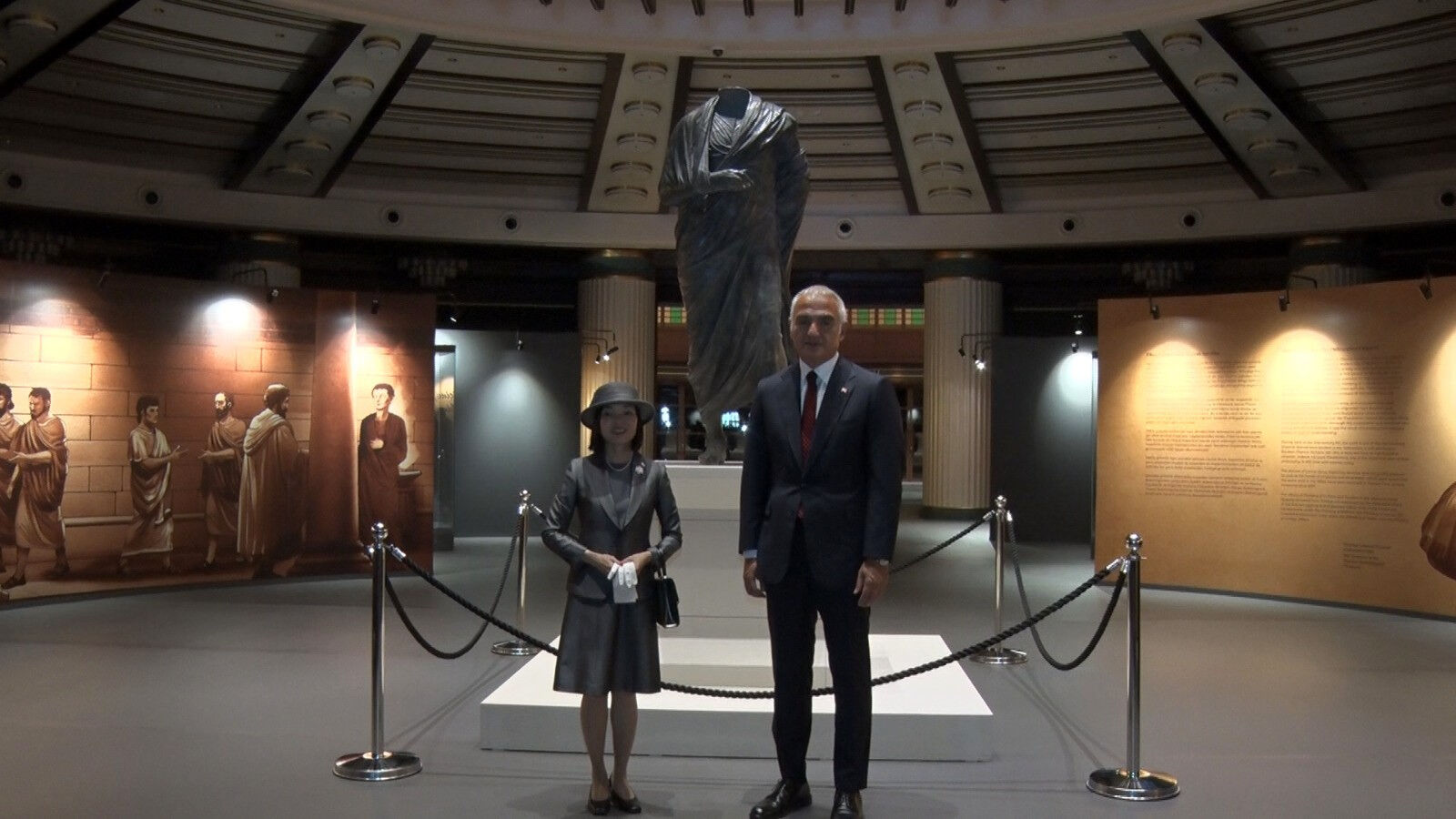 Japon Prenses Mikasa'dan Ankara ziyaretinde büyük jest! Tırnaklarına dönüp bir daha baktılar Japon Prenses Mikasa'dan Ankara ziyaretinde büyük jest! Tırnaklarına dönüp bir daha baktılar - 3. Resim