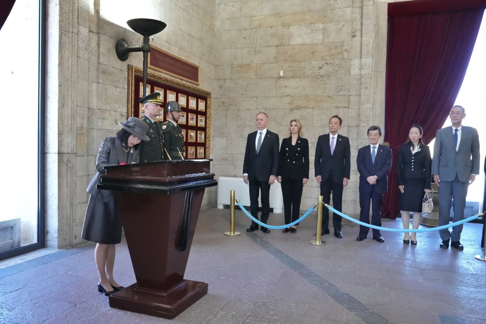 Japon Prenses Mikasa'dan Ankara ziyaretinde büyük jest! Tırnaklarına dönüp bir daha baktılar Japon Prenses Mikasa'dan Ankara ziyaretinde büyük jest! Tırnaklarına dönüp bir daha baktılar - 1. Resim