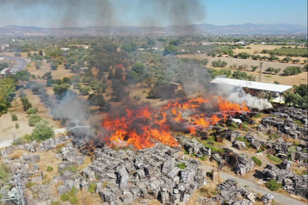 Manisa'daki yangın nerede çıktı? Dev fabrika cayır cayır yanıyor Manisa'daki yangın nerede çıktı? Dev fabrika cayır cayır yanıyor - 2. Resim
