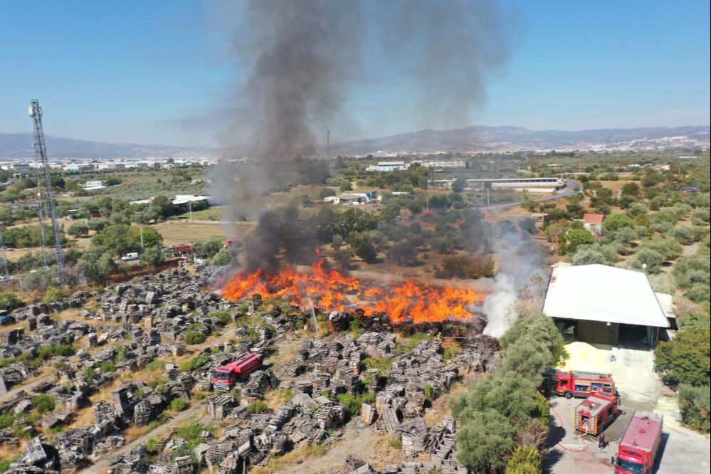 Manisa'daki yangın nerede çıktı? Dev fabrika cayır cayır yanıyor Manisa'daki yangın nerede çıktı? Dev fabrika cayır cayır yanıyor - 1. Resim