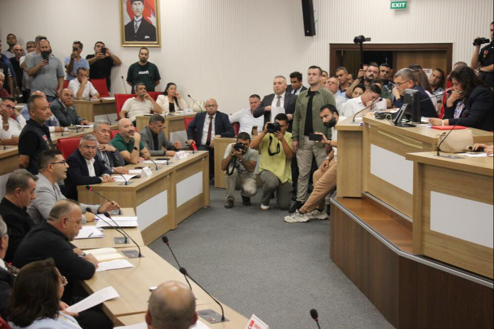 Özlem Çerçioğlu'ndan CHP'li isme tokat gibi sözler: Ret oylarınız geçerli değil - 1. Resim