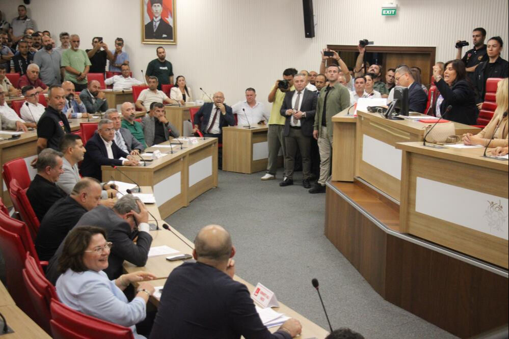 Özlem Çerçioğlu'ndan CHP'li isme tokat gibi sözler: Ret oylarınız geçerli değil - 4. Resim