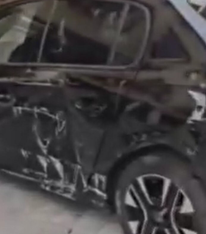 Park halindeki araç kızgın boğanın hedefi oldu - 3. Resim