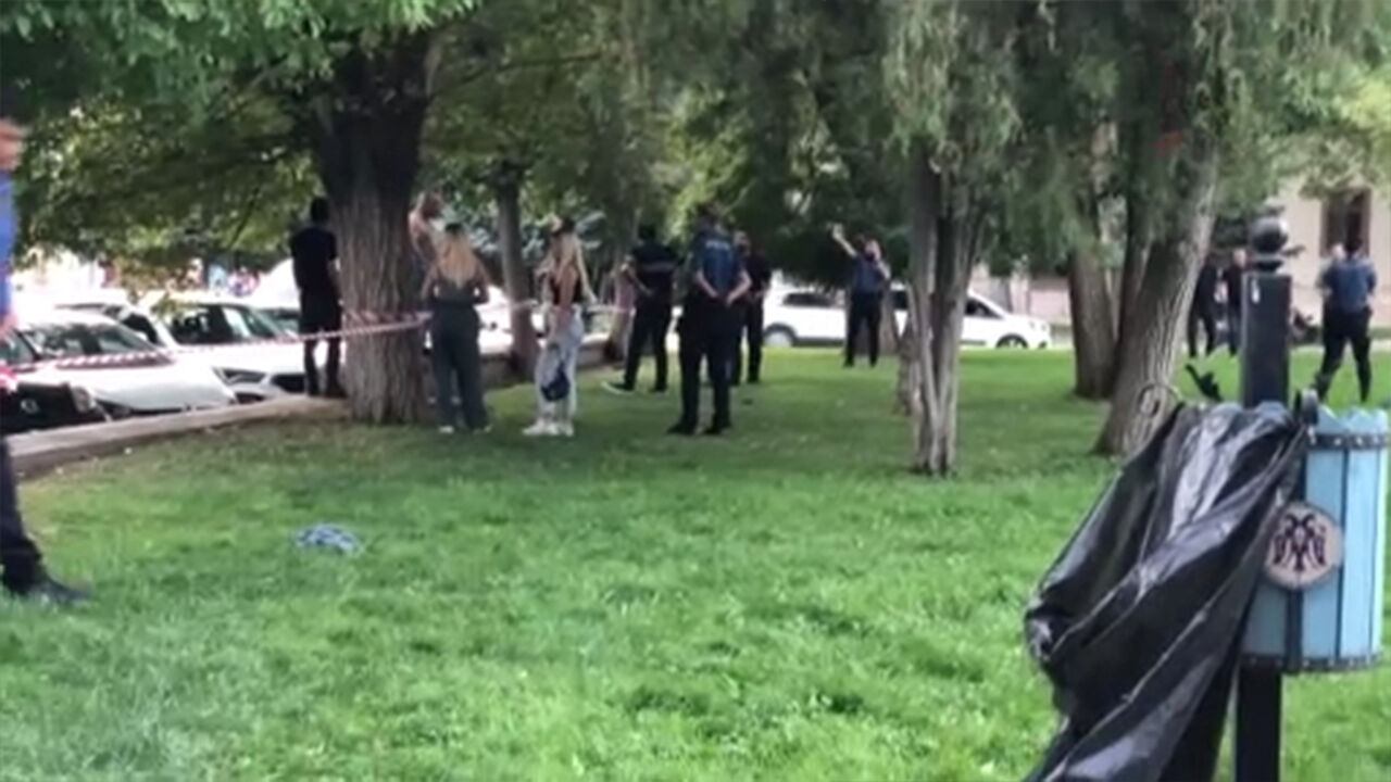 Sorunlara dayanamadı! Kızlarının önünde boğazına bıçak dayadı... Polisler zor ikna etti - 1. Resim