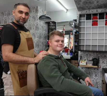 İngiltere'de tıraş ederken fark etti: Türk berber 17 yaşındaki gencin hayatını böyle kurtardı Tıraş sırasında fark etti: Acı gerçek hastanede ortaya çıktı! Türk berber 17 yaşındaki gencin hayatını kurtardı - 1. Resim