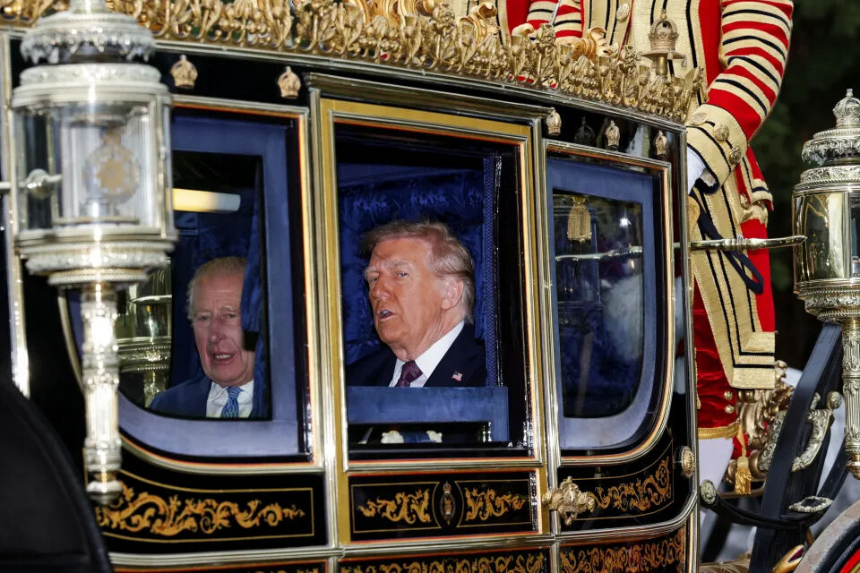 Tüm dünyanın gözü İngiltere’de: Trump, Londra’ya milyarlarca dolarla gitti! Trump ve Kral, Prens Harry'nin eski evini geçti.