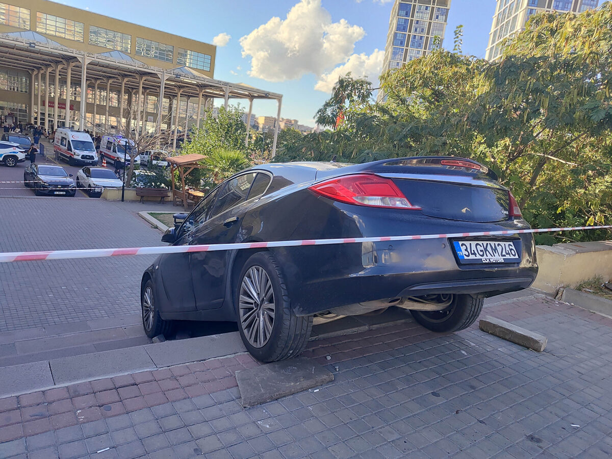 Akılalmaz kaza! Merdivenlerde asılı kaldı Akılalmaz kaza! Merdivenlerde asılı kaldı - 2. Resim