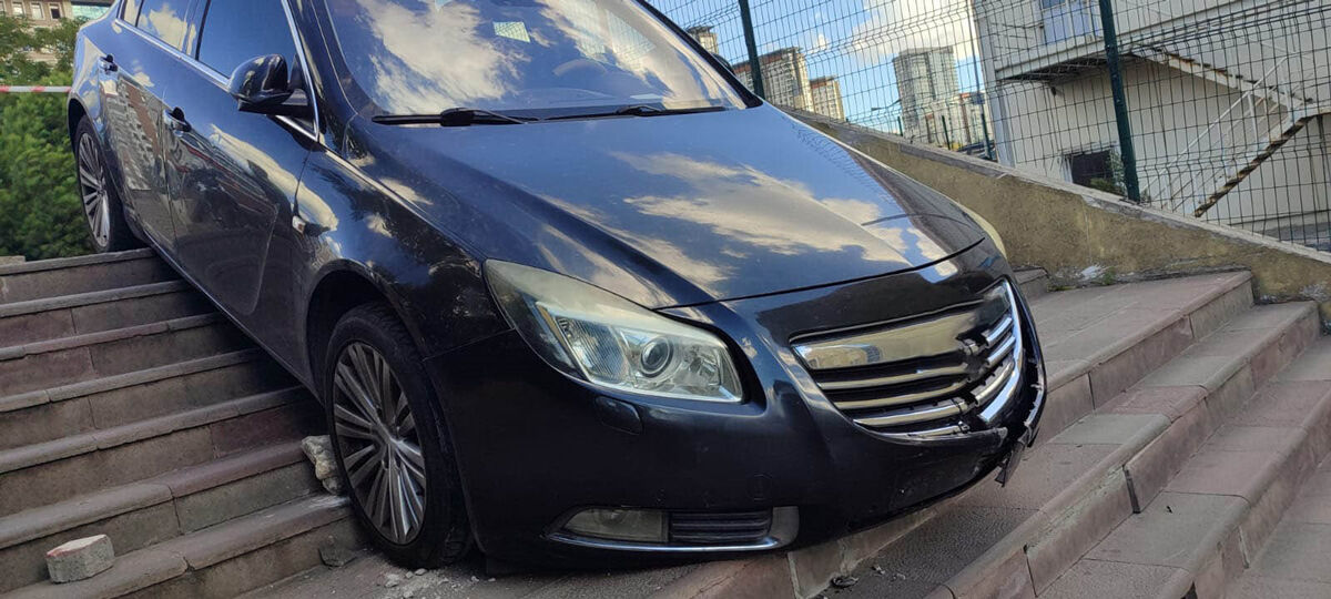 Akılalmaz kaza! Merdivenlerde asılı kaldı Akılalmaz kaza! Merdivenlerde asılı kaldı - 1. Resim