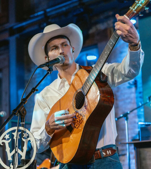 Annesi trajik bir şekilde can vermişti! ABD'li şarkıcı Spencer Hatcher korkunç olayın ardından ilk kez konuştu Annesi trajik bir şekilde can vermişti! ABD'li şarkıcı korkunç olayın ardından ilk kez konuştu - 1. Resim