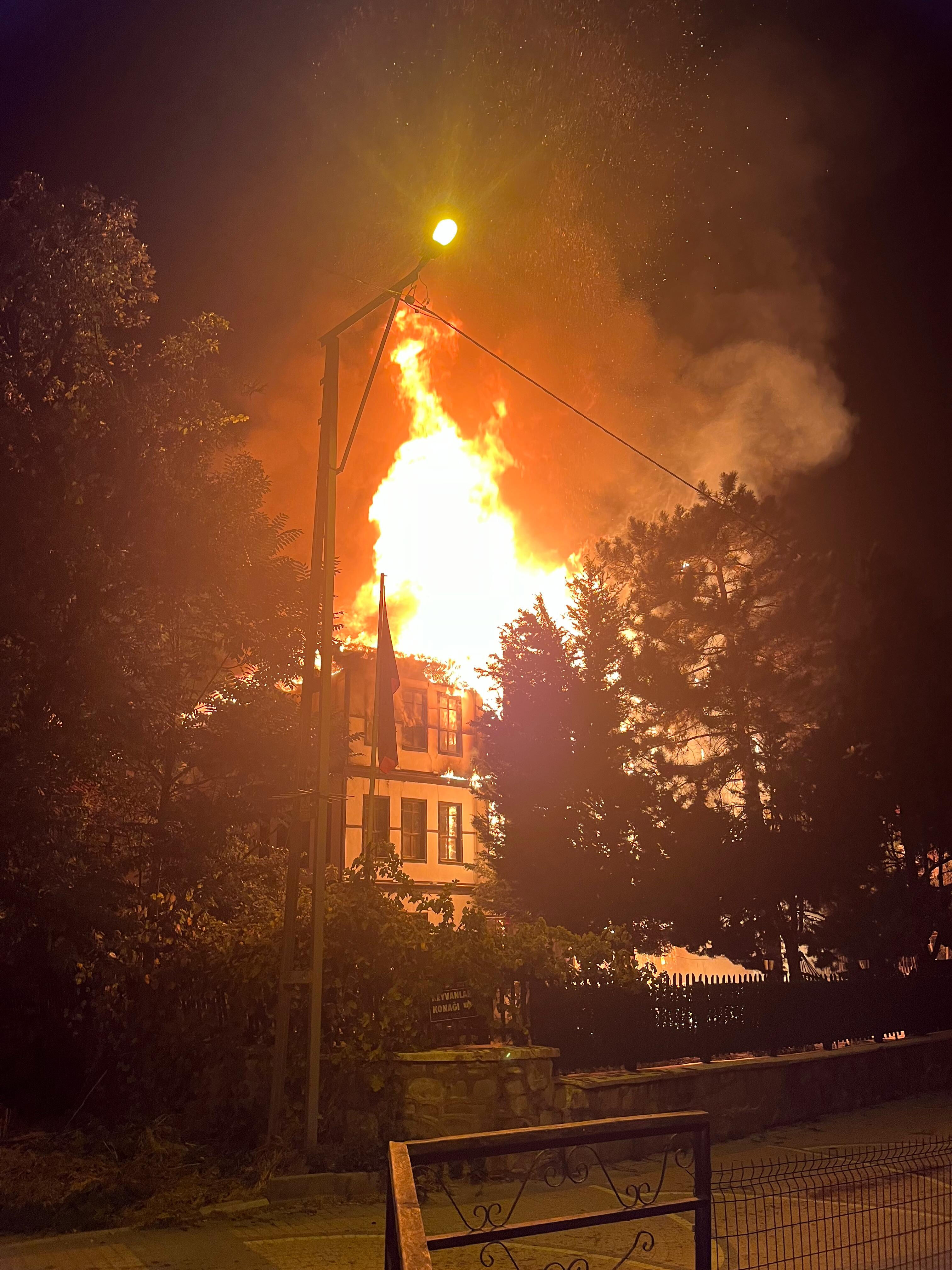 Bolu'da üzen görüntü! Tarihi konak küle döndü - 1. Resim