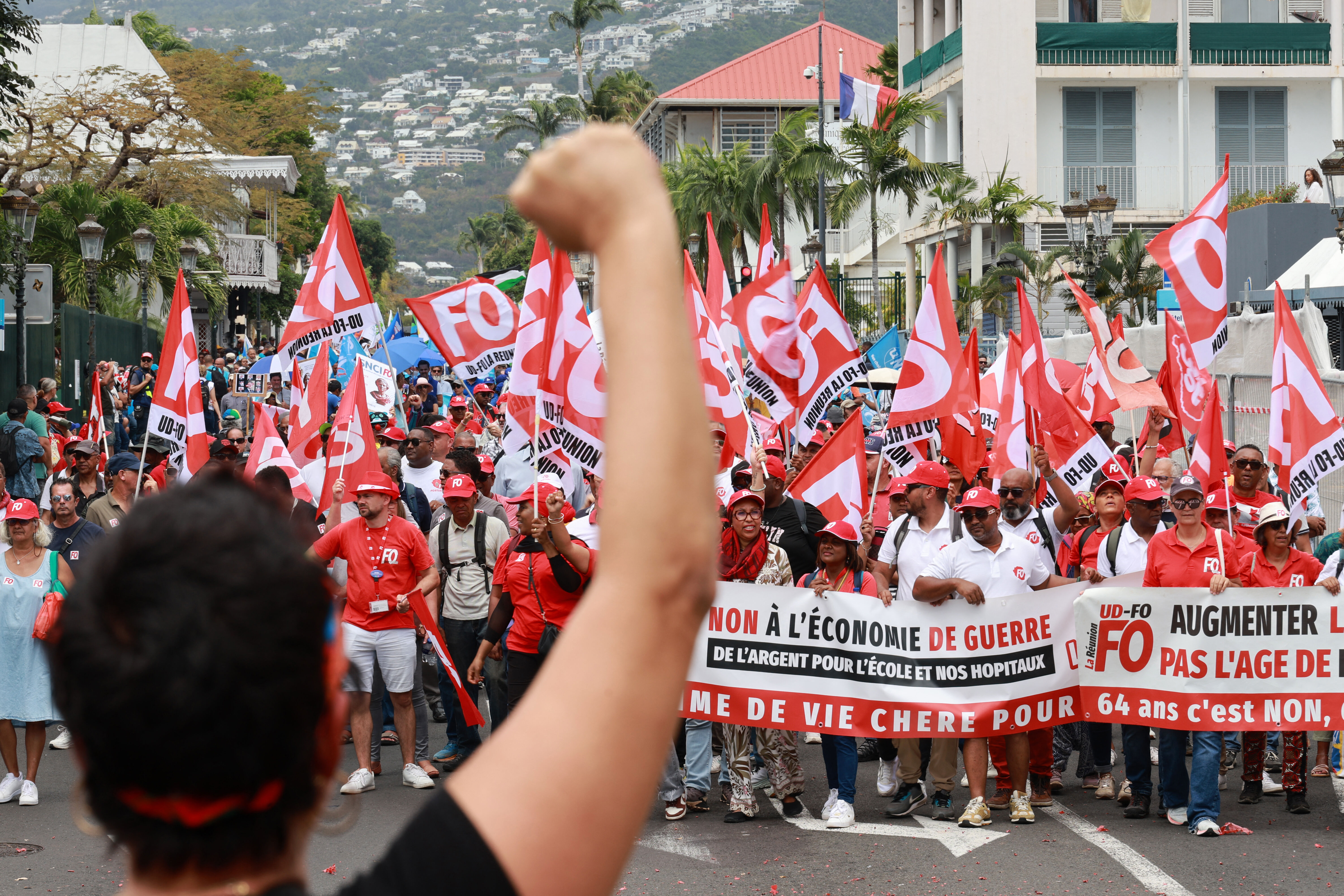 Fransa'da hayat durma noktasında! 800 bin kişi sokakta, çok sayıda gözaltı var Fransa'da hayat durma noktasında! 800 bin kişi sokakta, çok sayıda gözaltı var - 1. Resim
