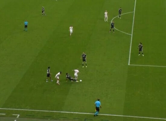 Galatasaray'ı çıldırtan karar: Barış Alper Yılmaz'ın golü geçerli sayılmadı Galatasaray'ı çıldırtan karar: Barış Alper Yılmaz'ın golü geçerli sayılmadı - 1. Resim