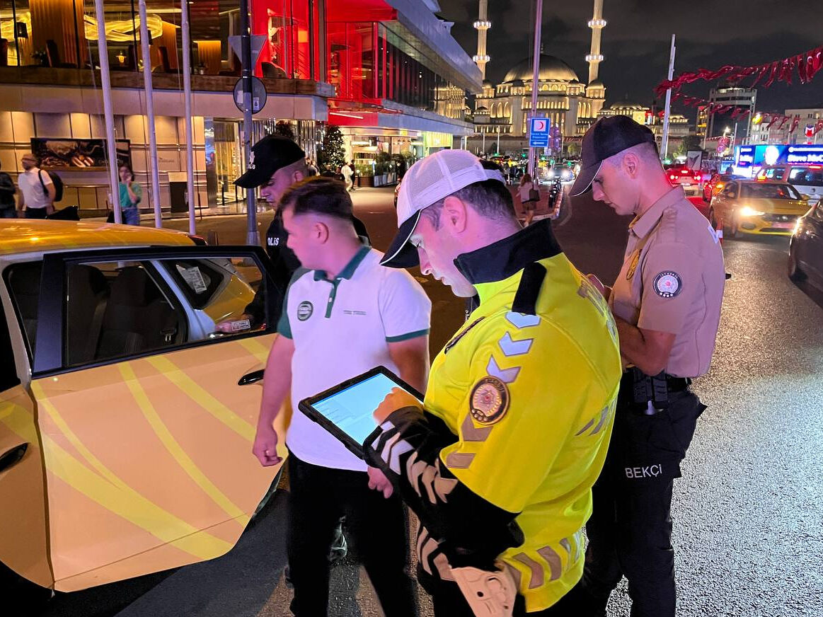 "Huzur İstanbul" uygulaması devrede! Bir gecede 873 kişi gözaltına alındı "Huzur İstanbul" uygulaması devrede! Bir gecede 873 kişi gözaltına alındı - 2. Resim
