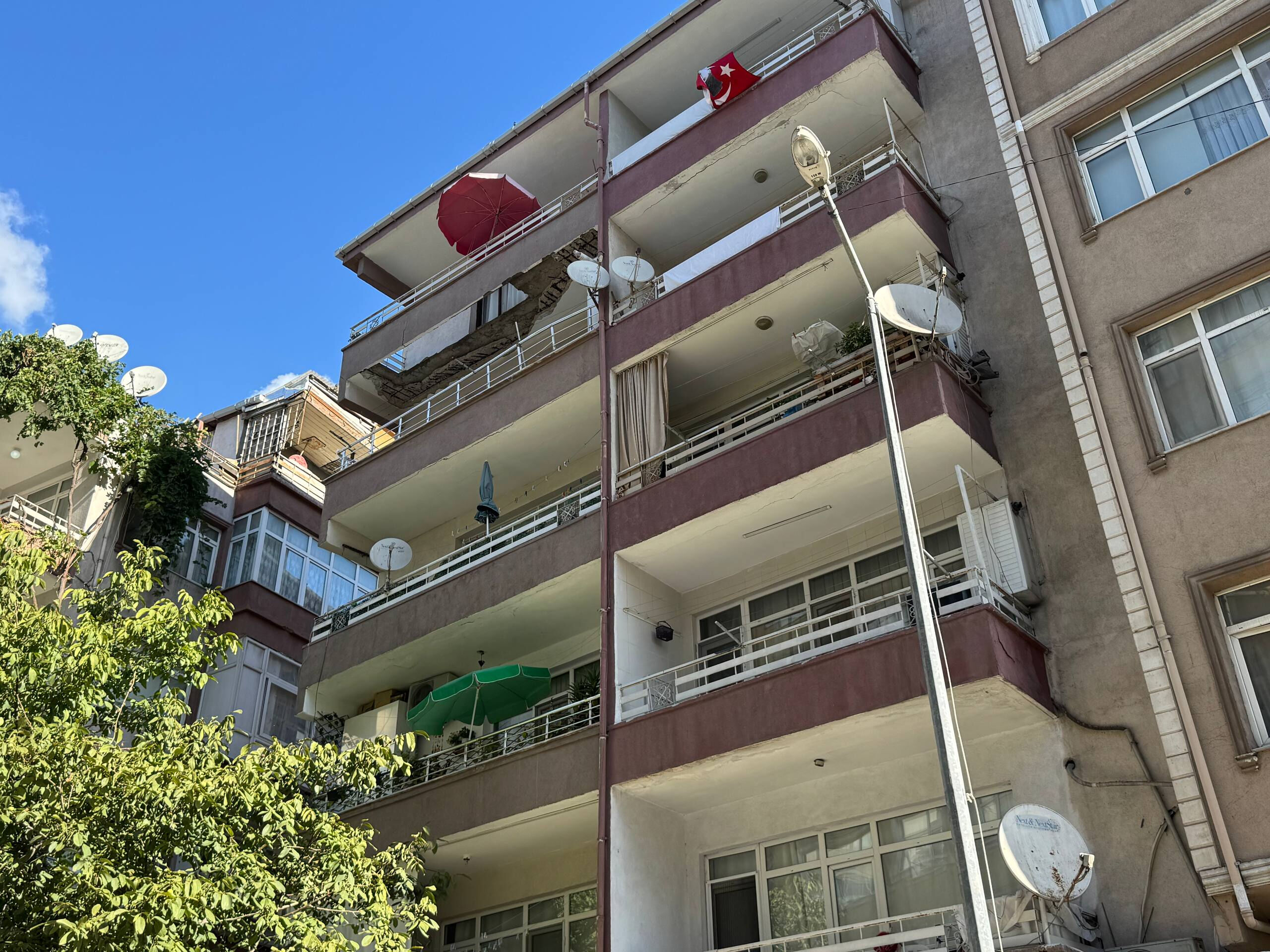 İstanbul'da hareketli anlar! Balkonu çöken bina tahliye edildi - 1. Resim