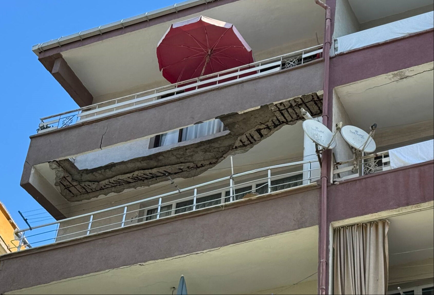 İstanbul'da hareketli anlar! Balkonu çöken bina tahliye edildi - 2. Resim