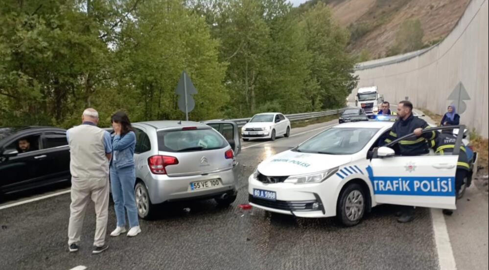 Kazaya müdahale eden polis aracına otomobil çarptı: 2’si polis 8 kişi yaralandı Kazaya müdahale eden polis aracına otomobil çarptı: 2’si polis 8 kişi yaralandı - 1. Resim