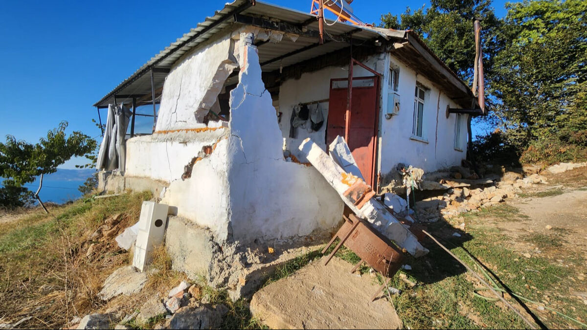 Köylüler çaresiz gözlerine uyku girmiyor! Evleri ikiye bölündü! Köylüler çaresiz gözlerine uyku girmiyor! Evleri ikiye bölündü! - 1. Resim