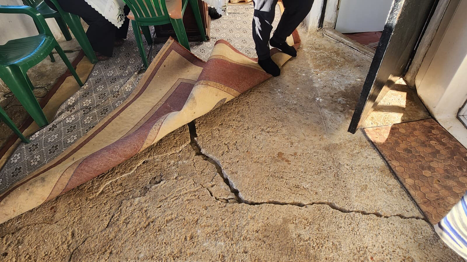Köylüler çaresiz gözlerine uyku girmiyor! Evleri ikiye bölündü! Köylüler çaresiz gözlerine uyku girmiyor! Evleri ikiye bölündü! - 2. Resim
