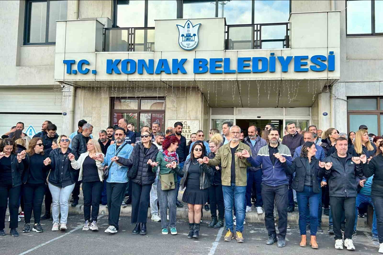 Maaş krizi yaşanan CHP'li Konak Belediyesi’ne aylık 276 bin liralık makam aracı Maaş krizi yaşanan CHP'li Konak Belediyesi’ne aylık 276 bin liralık makam aracı - 1. Resim