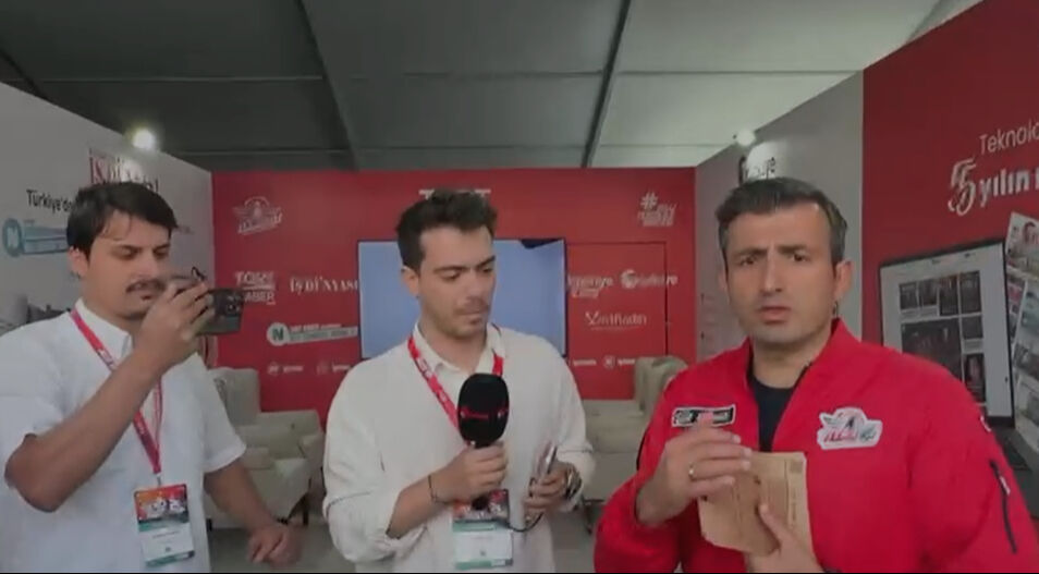 Selçuk Bayraktar’dan Türkiye Gazetesi ve Türkiye Today’e TEKNOFEST ziyareti! Savunma arşivi seçkisini alkışlattı Selçuk Bayraktar’dan Türkiye Gazetesi’ne TEKNOFEST ziyareti! 'Bir Zamanlar Türkiye'ye övgü - 1. Resim