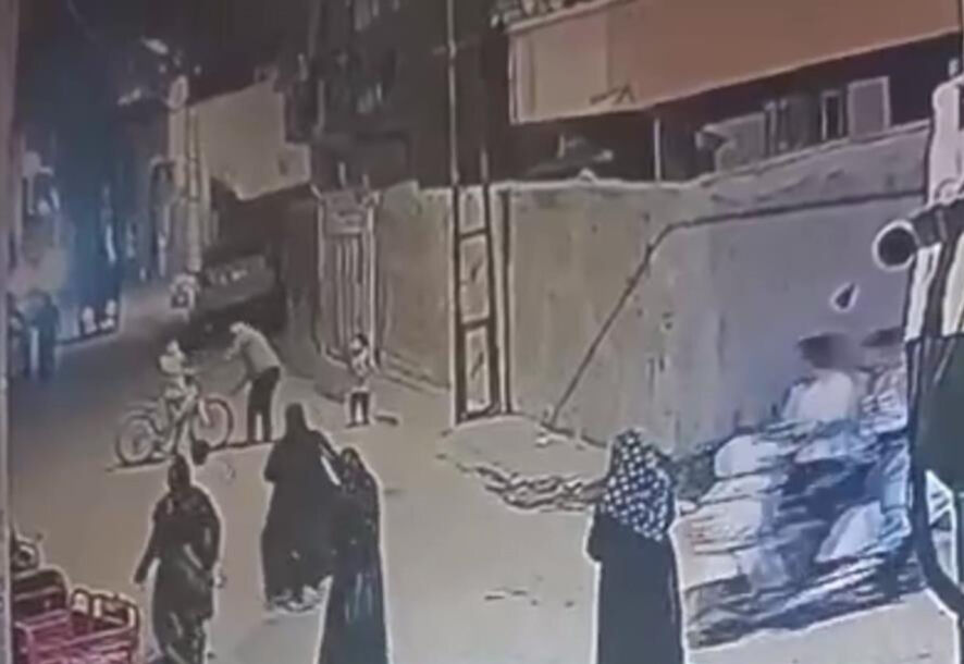 Sesinden rahatsız olduğu çocukları sopayla dövdü - 2. Resim